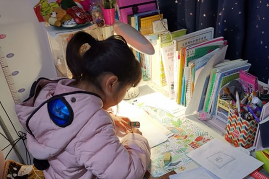 Con gái chỉ đạt 9 điểm, đọc đáp án cuối, bà mẹ sững người khi thấy 4 chữ dành cho mình