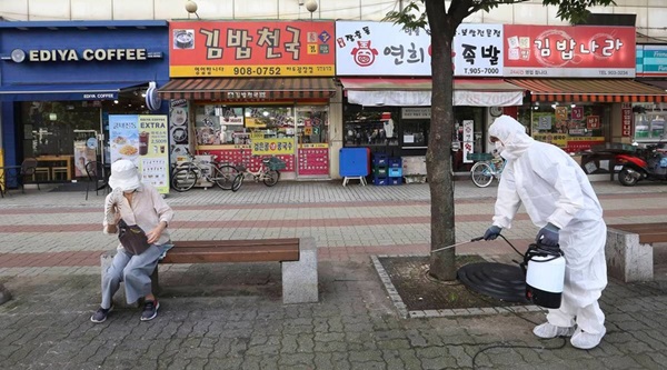 Hàn Quốc bên bờ vực vỡ trận vì chủ quan với Covid-19-2