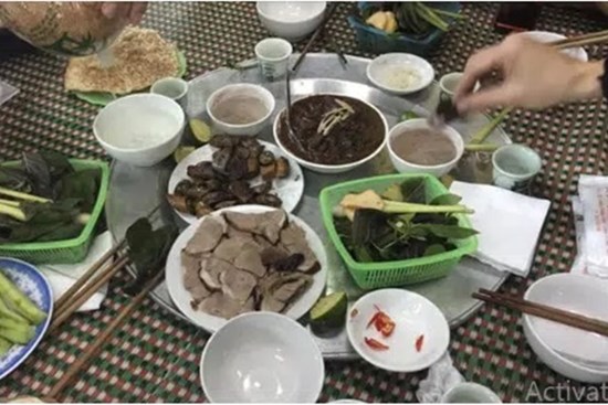 Ngày đầu về ra mắt, không ăn được món gì liền bị mẹ bạn trai đánh giá