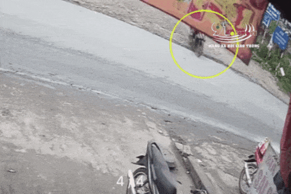 CLIP: Đủng đỉnh sang đường, người đàn ông bất ngờ bị xe khách tông mạnh, ủn 10m kinh hoàng