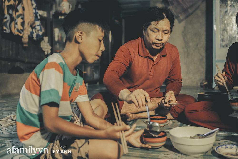 Hành trình ly kỳ như trên phim của 3 đứa trẻ đạp xe 400km suốt 5 ngày từ Cà Mau lên Sài Gòn để thăm mẹ: Tin nhắn cắt đứt hi vọng của người mẹ, tụi con đi thêm 1 ngày nữa sẽ không sống nổi!-23