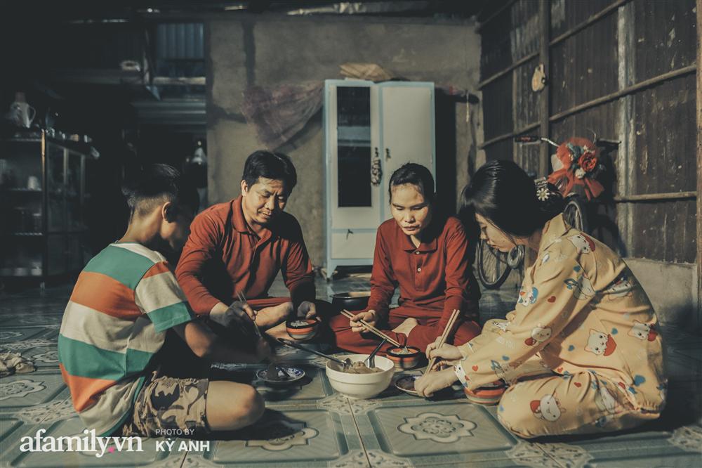 Hành trình ly kỳ như trên phim của 3 đứa trẻ đạp xe 400km suốt 5 ngày từ Cà Mau lên Sài Gòn để thăm mẹ: Tin nhắn cắt đứt hi vọng của người mẹ, tụi con đi thêm 1 ngày nữa sẽ không sống nổi!-25