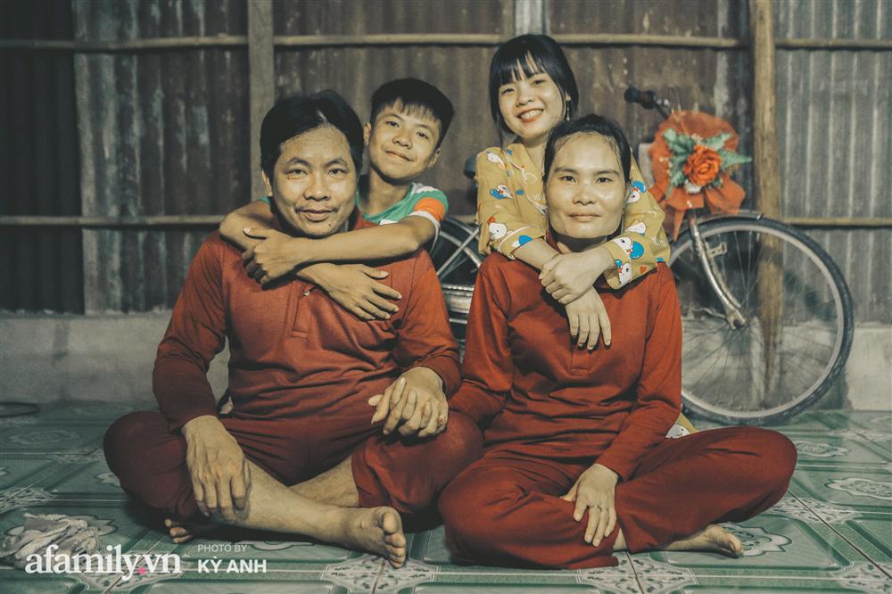 Hành trình ly kỳ như trên phim của 3 đứa trẻ đạp xe 400km suốt 5 ngày từ Cà Mau lên Sài Gòn để thăm mẹ: Tin nhắn cắt đứt hi vọng của người mẹ, tụi con đi thêm 1 ngày nữa sẽ không sống nổi!-26
