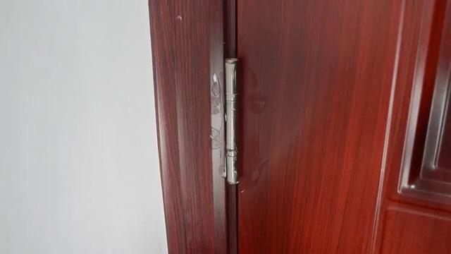 Đừng vứt bỏ lọ kem bôi tay đã hết hạn sử dụng, bạn có thể hô biến đồ da như mới để đi chơi dịp lễ này-5