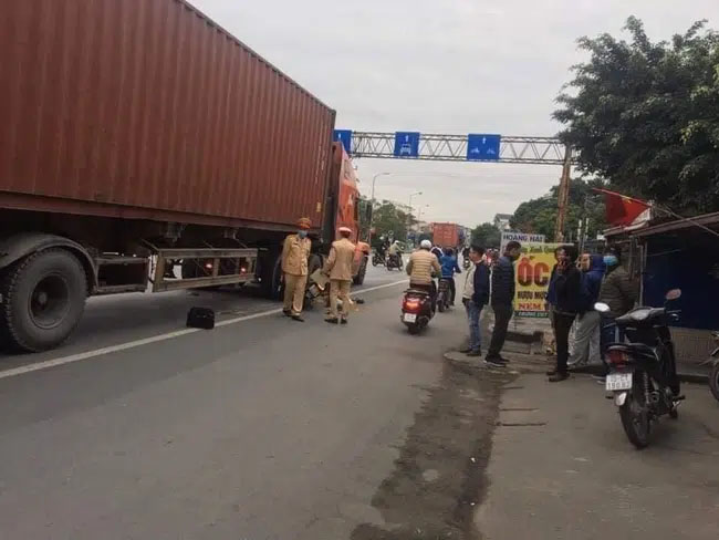 Hải Phòng: Cụ ông bị container tông tử vong khi đang giúp người gặp tai nạn-1