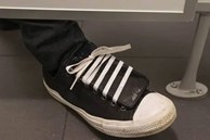 Đôi giày kỳ lạ tố cáo sở thích bệnh hoạn kéo dài 10 năm của vị bác sĩ Singapore đầy thủ đoạn