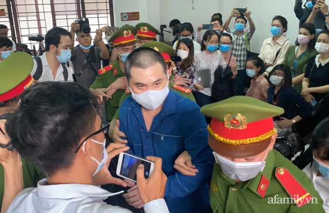 Tài xế Mercedes gây tai nạn kinh hoàng ở TP.HCM bị tuyên 7 năm 6 tháng tù: Nữ tiếp viên cho rằng quá nhẹ, mẹ bị cáo ngất xỉu tại tòa-6