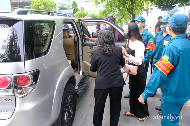 Tài xế Mercedes gây tai nạn kinh hoàng ở TP.HCM bị tuyên 7 năm 6 tháng tù: Nữ tiếp viên cho rằng quá nhẹ, mẹ bị cáo ngất xỉu tại tòa-10