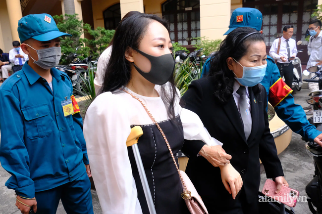 Tài xế Mercedes gây tai nạn kinh hoàng ở TP.HCM bị tuyên 7 năm 6 tháng tù: Nữ tiếp viên cho rằng quá nhẹ, mẹ bị cáo ngất xỉu tại tòa-7