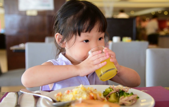 Bé trai lớp 1 được mẹ thường xuyên cho ăn cơm rang trứng, một tháng sau phải nhập viện vì điều này-1