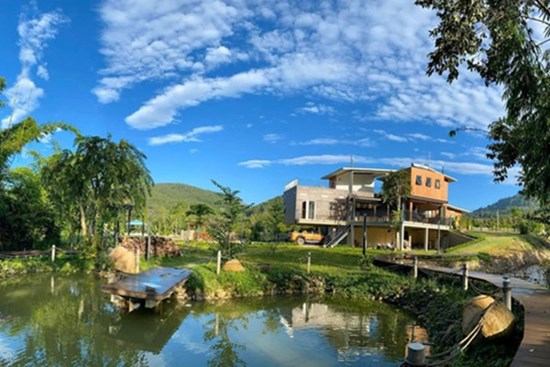 Mê Lâm Đồng, cặp vợ chồng xây nhà 1000m2 nằm giữa lưng chừng núi, 
