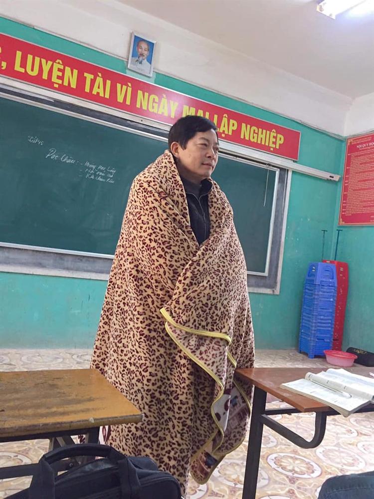Nghiêm khắc cỡ mấy cũng phải chịu thua gió đông: Thầy giáo mượn chăn của học trò, vừa trùm kín người vừa giảng bài-1