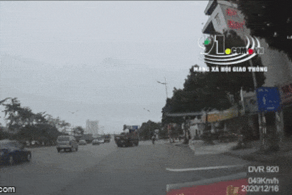 Dắt xe hộ người phụ nữ, nam bảo vệ tự đặt mình vào tình cảnh khóc dở mếu dở-1