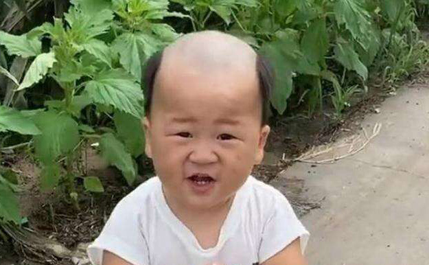 Ông bố ra tay cắt tóc cho con, mẹ nhận sản phẩm mà đắng lòng không để đâu cho hết-1