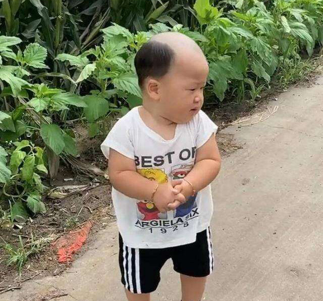 Ông bố ra tay cắt tóc cho con, mẹ nhận sản phẩm mà đắng lòng không để đâu cho hết-2