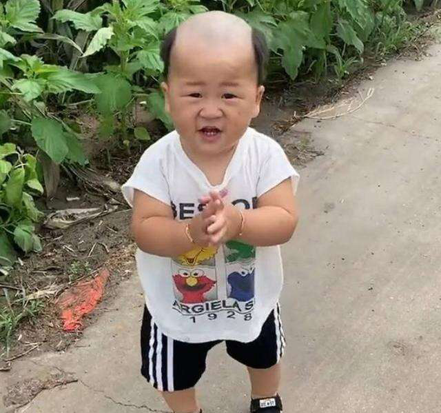 Ông bố ra tay cắt tóc cho con, mẹ nhận sản phẩm mà đắng lòng không để đâu cho hết-3