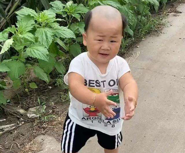 Ông bố ra tay cắt tóc cho con, mẹ nhận sản phẩm mà đắng lòng không để đâu cho hết-4