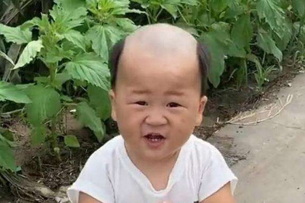 Bé trai ngủ dậy và phát hiện mẹ đã lén lút tặng mình quả đầu trọc lốc, phản ứng sau đó khiến ai cũng cười nghặt nghẽo-7