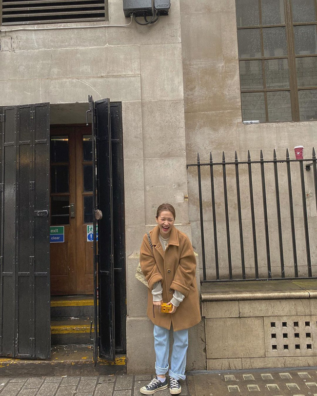 Hội mỹ nhân thấp bé có 12 cách diện áo khoác dài không bị ăn bớt chiều cao, trái lại còn hack dáng vô đối-7