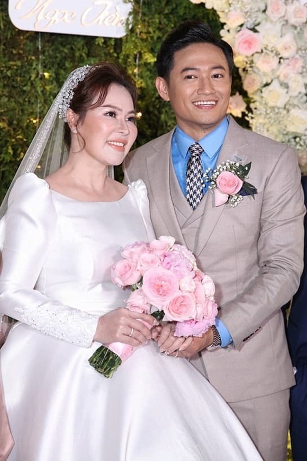 Trợ lý tiết lộ điều ít ai biết về vợ Quý Bình, Trang Trần cũng hết lời khen ngợi-2