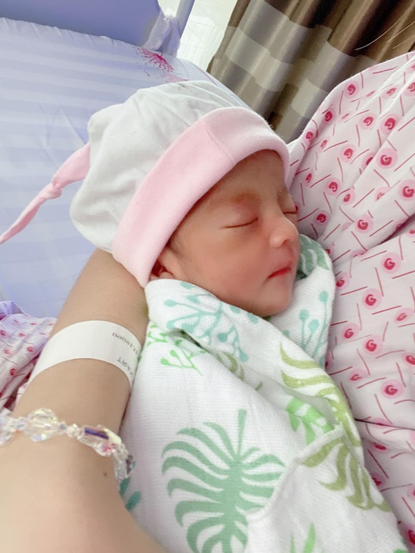 Mạc Văn Khoa công khai cận mặt con gái đầu lòng nặng 1,9kg vì sinh non, lần đầu hé lộ tên thật của bé-2