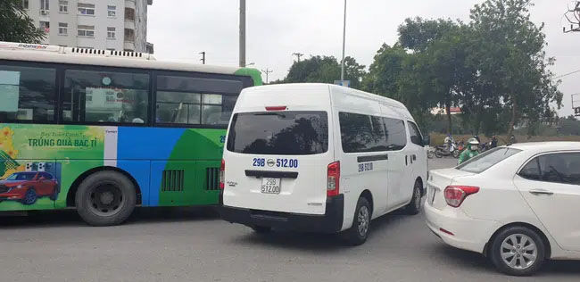 Hà Nội: Nam thanh niên đi xe máy bị hất tung sau va chạm với xe buýt, tử vong tại chỗ-1