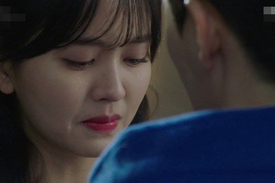 Sáng cuối tuần, chồng đưa cho tôi chiếc tông đơ nhờ vợ cắt tóc hộ, sau đó anh nói ra 5 từ khiến tôi khóc nghẹn không thành tiếng