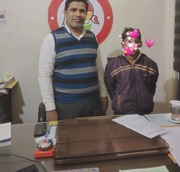 Bức ảnh cậu bé nằm co ro ngoài đường cùng con chó trong chiếc chăn mỏng manh lấy nước mắt cộng đồng mạng và cái kết đầy bất ngờ-2