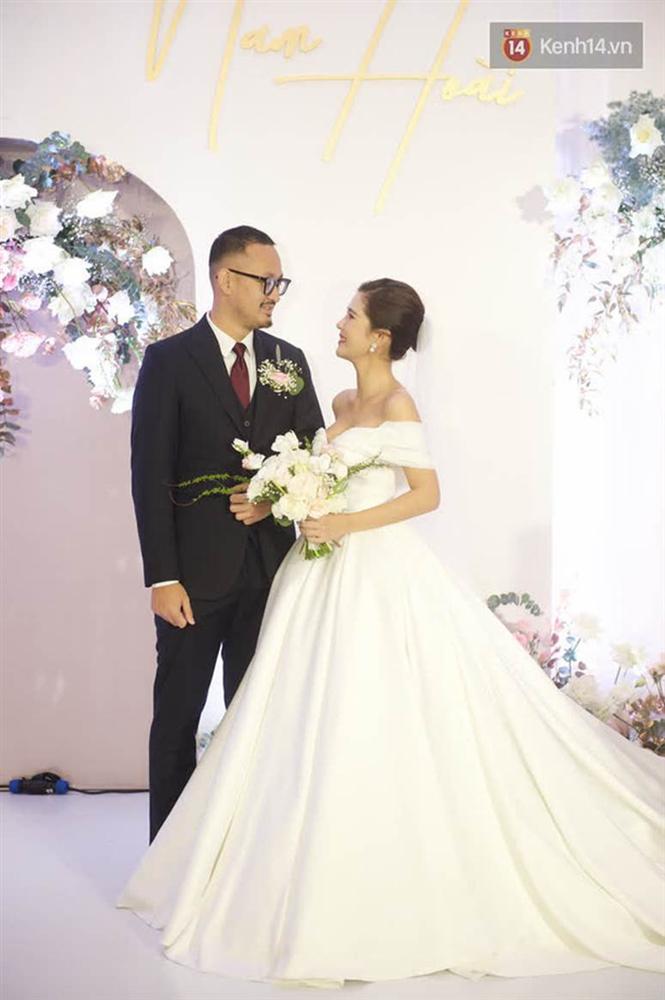 Nhan sắc cô dâu Thu Hoài trong ngày cưới chồng CEO: Phong độ xinh đẹp không giảm dù chỉ 1mm!-9