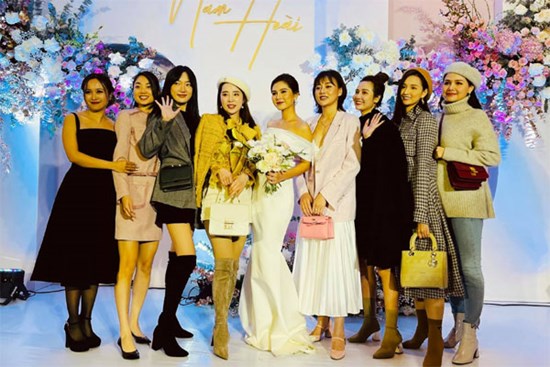 Bức ảnh quy tụ dàn cựu hot girl Hà thành trong đám cưới MC Thu Hoài, các