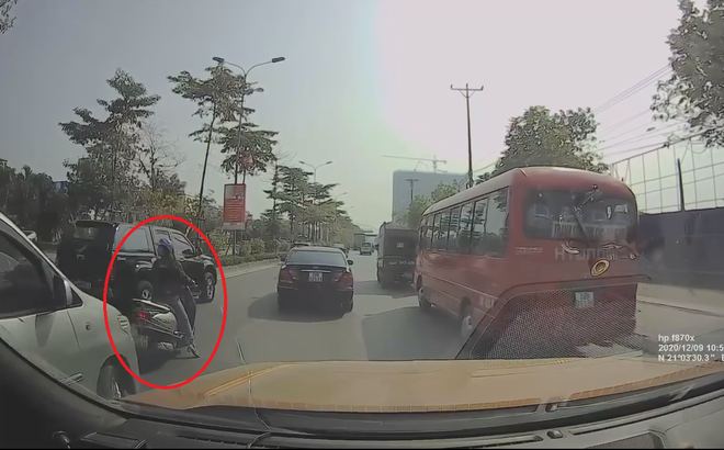 Cả phố bỗng ùn tắc, các tài xế xôn xao tưởng có biến hóa ra nguyên nhân chỉ vì một người phụ nữ-1