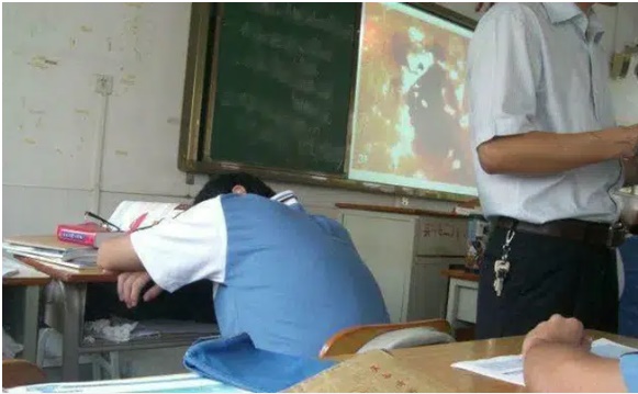 Bố mẹ đang xem tivi thì nghe thấy tiếng bịch, lao ra cửa sổ thấy con đã nằm bất động dưới sân, mẩu giấy để lại khiến mẹ ngất lịm-1