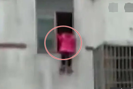 Bố mẹ đang xem tivi thì nghe thấy tiếng 