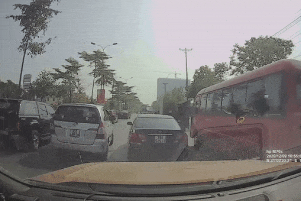 Cả phố bỗng ùn tắc, các tài xế xôn xao tưởng có 