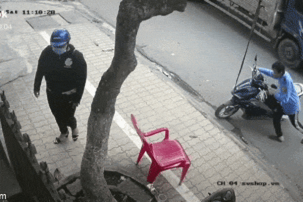 Vác gậy đánh thanh niên sau va chạm, nam bảo vệ nhận cú phản đòn không ngờ-1