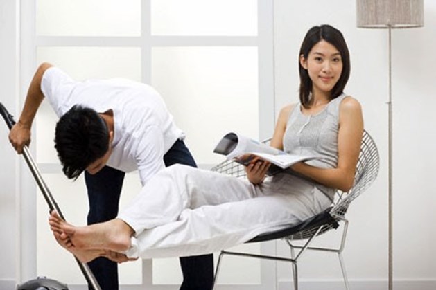 Mùa đông rét căm căm chồng vẫn tắm 3 lần/ngày, một hôm sợ anh cảm tôi xuống xem thì chết sững với cái bóng trong đêm-1