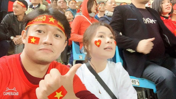 Giữa ồn ào với anti-fan, Quý Bình lên tiếng động viên đến bà xã doanh nhân: Qua bao nhiêu cay đắng, tay vẫn ghì chặt tay em nhé-2