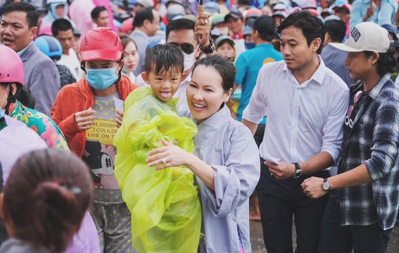 Giữa ồn ào với anti-fan, Quý Bình lên tiếng động viên đến bà xã doanh nhân: Qua bao nhiêu cay đắng, tay vẫn ghì chặt tay em nhé-3