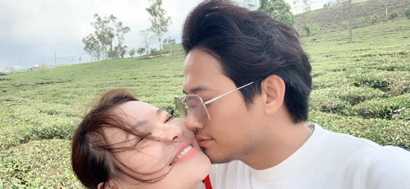 Giữa ồn ào với anti-fan, Quý Bình lên tiếng động viên đến bà xã doanh nhân: Qua bao nhiêu cay đắng, tay vẫn ghì chặt tay em nhé-4