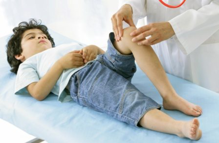 Bé trai 8 tuổi hay bị đau chân trước khi đi ngủ: Bác sĩ đưa ra kết luận bất ngờ-1