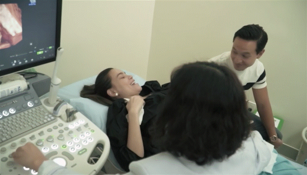 Hồ Ngọc Hà phải bê bụng bầu mới lết đi được trong những tháng cuối thai kỳ, hé lộ khoảnh khắc trong phòng sinh cực xúc động-1