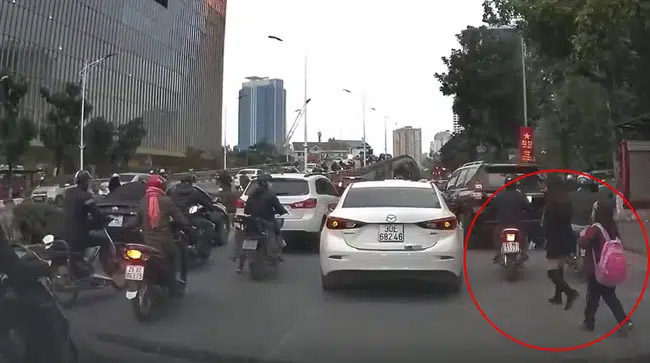 Clip: Chỉ là đi đón con thôi, bà mẹ trẻ này cũng khiến cả phố phải ngả nón bái phục...-1