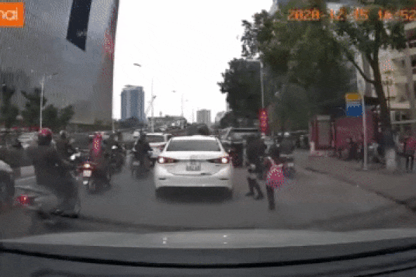 Clip: Nam thanh niên ham hố bốc đầu xe nhận cái kết đau đớn - đừng bất chấp tất cả chỉ để lấy le!-2