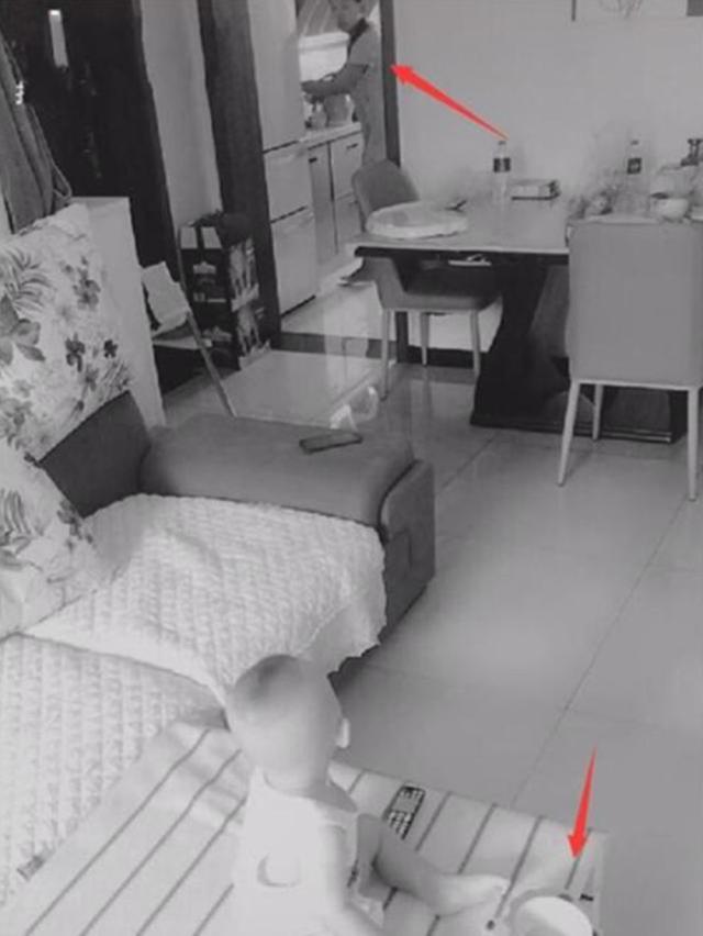 Chồng đi công tác về mà vợ lạnh nhạt đòi ngủ riêng, anh tức giận lắp camare theo dõi thì bật khóc trước cảnh tượng nhìn thấy-1