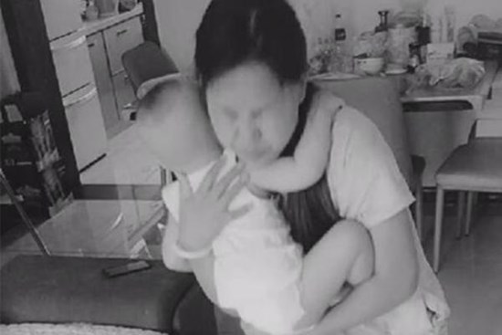 Chồng đi công tác về mà vợ lạnh nhạt đòi ngủ riêng, anh tức giận lắp camare theo dõi thì bật khóc trước cảnh tượng nhìn thấy