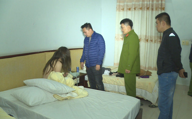 Bắt quả tang 3 đôi nam nữ đang mây mưa, lộ đường dây bán dâm theo tour giá 15-20 triệu đồng-1