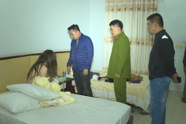 Cặp đôi mặc đồng phục học sinh thản nhiên mây mưa giữa ban ngày, trong công viên ở Hà Nội gây xôn xao-3