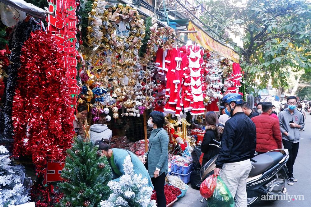 Một tuần nữa là đến Noel, phố Hàng Mã ngập tràn các đồ trang trí lung linh sắc màu nhưng sức mua giảm đáng kể-1