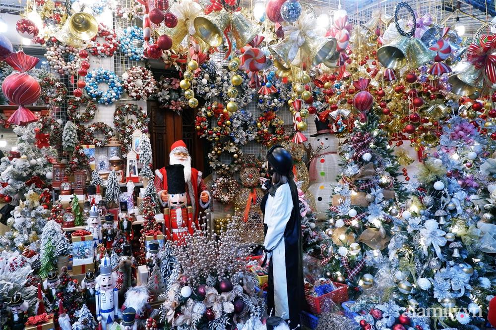Một tuần nữa là đến Noel, phố Hàng Mã ngập tràn các đồ trang trí lung linh sắc màu nhưng sức mua giảm đáng kể-2
