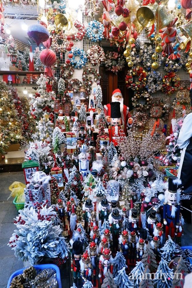 Một tuần nữa là đến Noel, phố Hàng Mã ngập tràn các đồ trang trí lung linh sắc màu nhưng sức mua giảm đáng kể-3